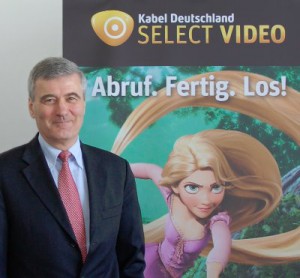 Dr. Adrian v. Hammerstein, Vorsitzender des Vorstands der Kabel Deutschland Holding AG, präsentiert das neue Video-on-Demand-Product SELECT VIDEO.