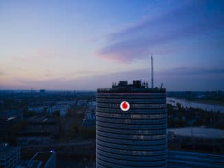 Vodafone-Deutschland-Zentrale in Düsseldorf bei Nacht