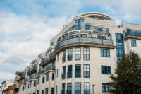 Modernes Eckhaus mit Kabelfernsehen in Berlin