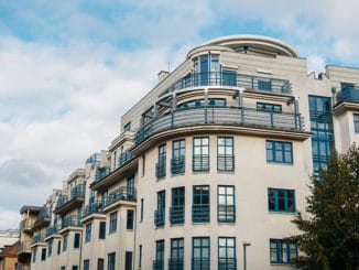 Modernes Eckhaus mit Kabelfernsehen in Berlin